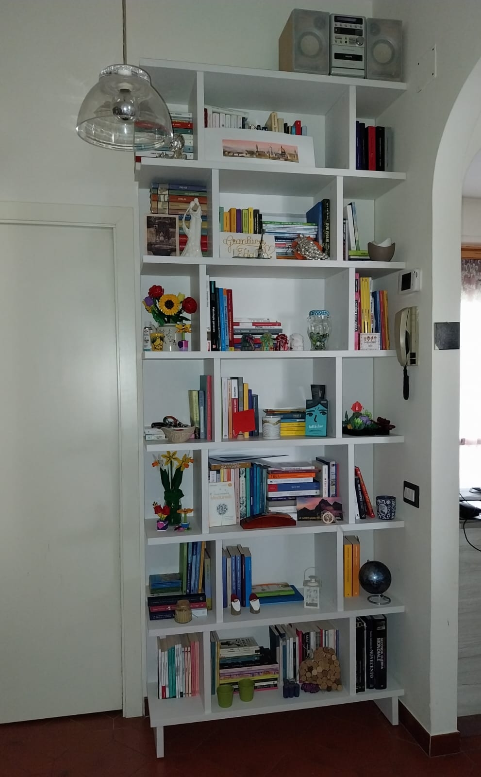 Libreria bianca su misura  in salotto moderno 